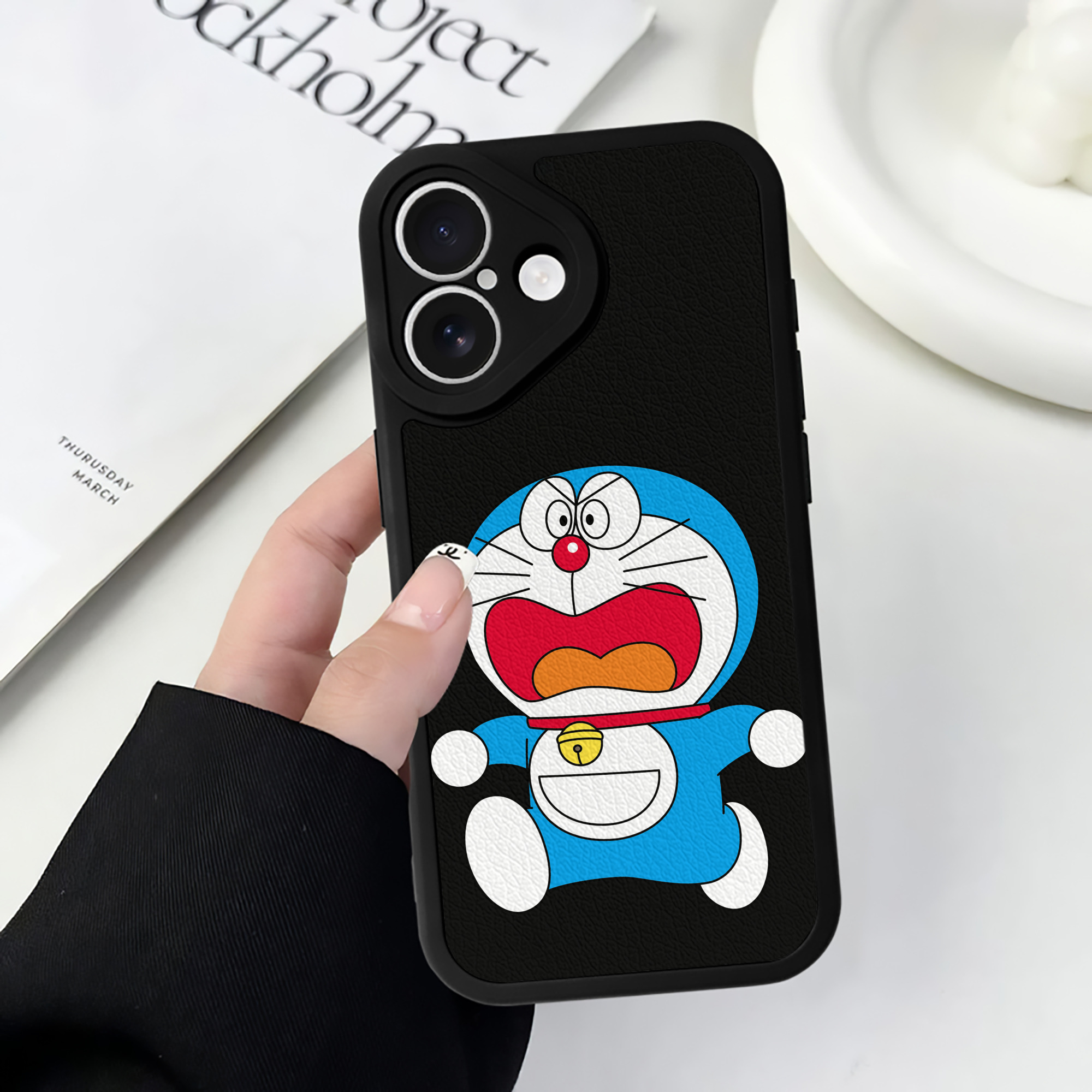 （画像用） ドラえもん Doraemon 【iPhone 16シリーズ対応】シリコンスマホケース（レザー調） 材質：シリコン